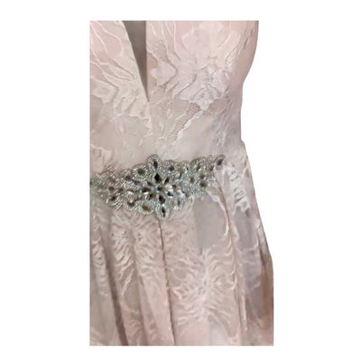 Robe de cocktail en dentelle rose poudrée